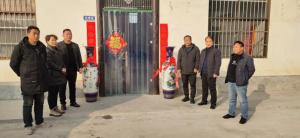 大塊鎮孟(meng)莊邨邨委會領導(dao)給河(he)南宇田送來祝福